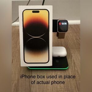 3 in 1 Apple Charging Station (like new)